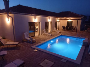 Luxury villa with a swimming pool Vrsi - Mulo, Zadar - 19093